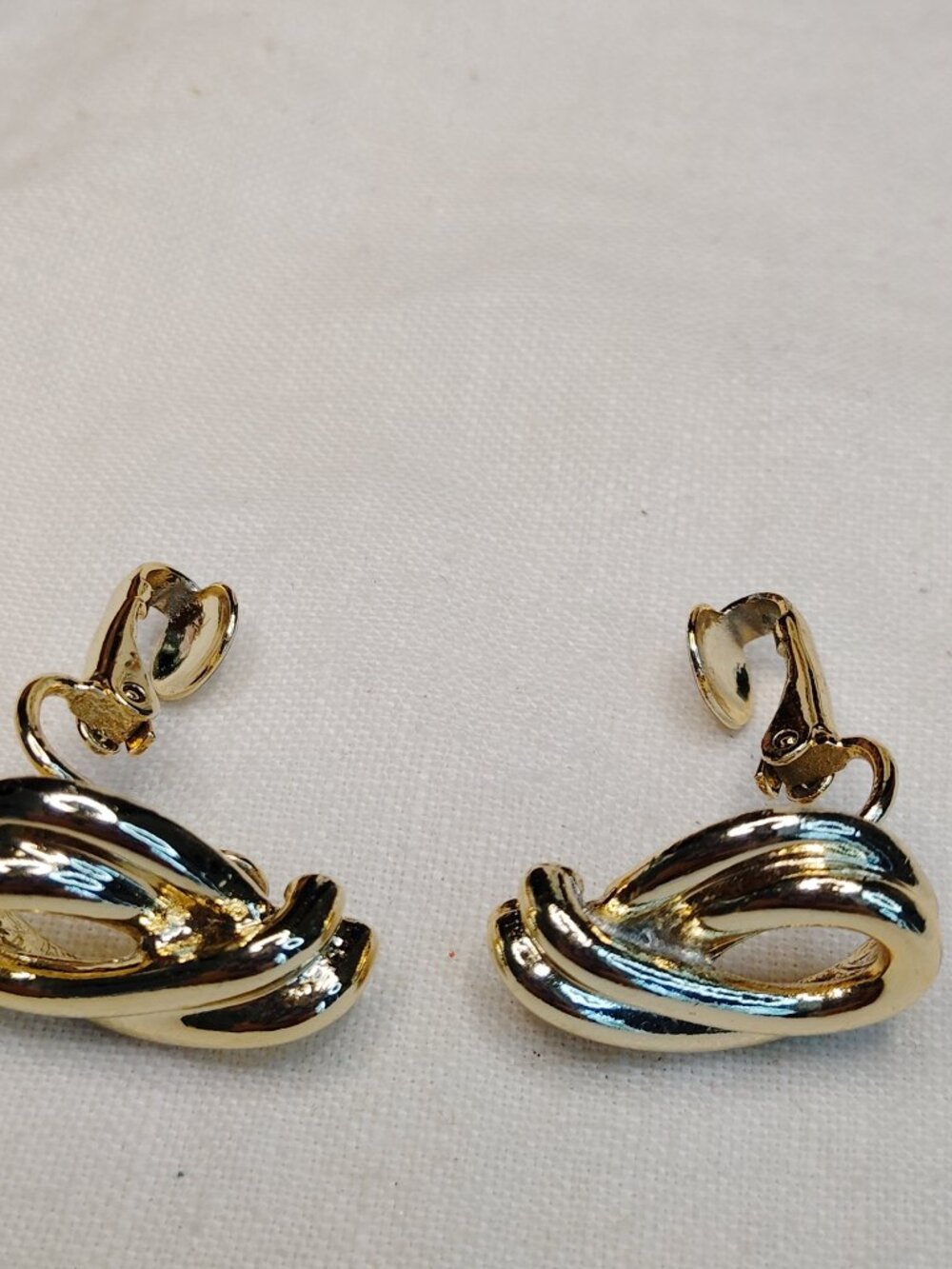 Vintage Gold‑Tone Ribbon Twist Clip‑On Earrings – Sculptural Teardrop Design
